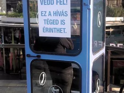 Beszélő telefonfülke a Nyugatinál