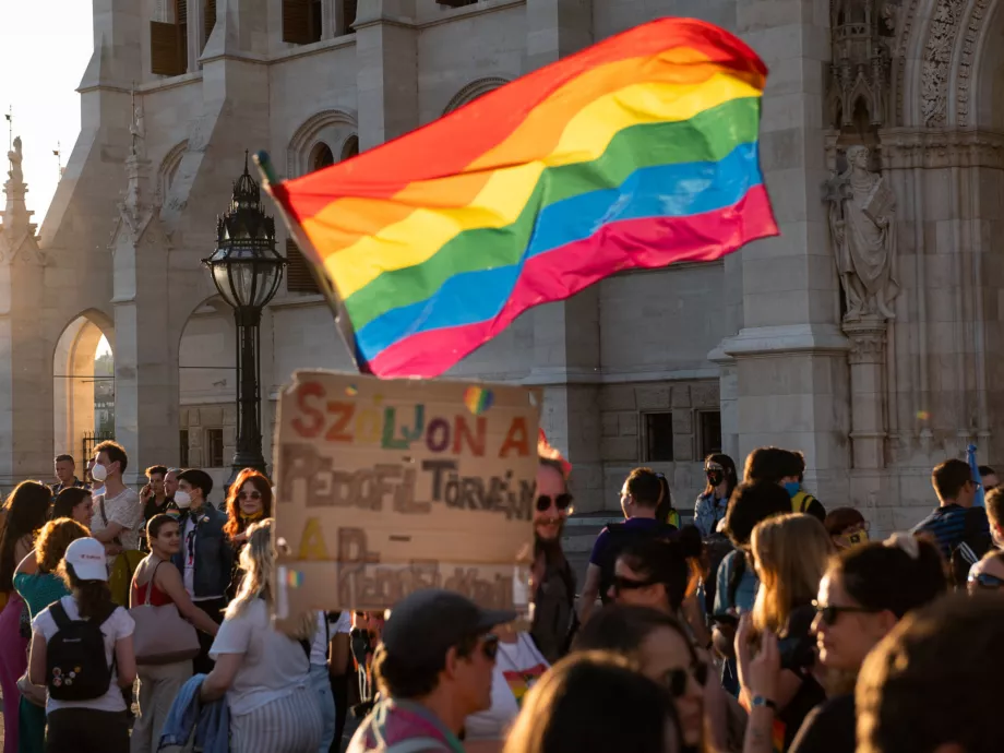 Megszavazta a transz- és melegellenessé vált pedofilellenes tervezetet a parlament