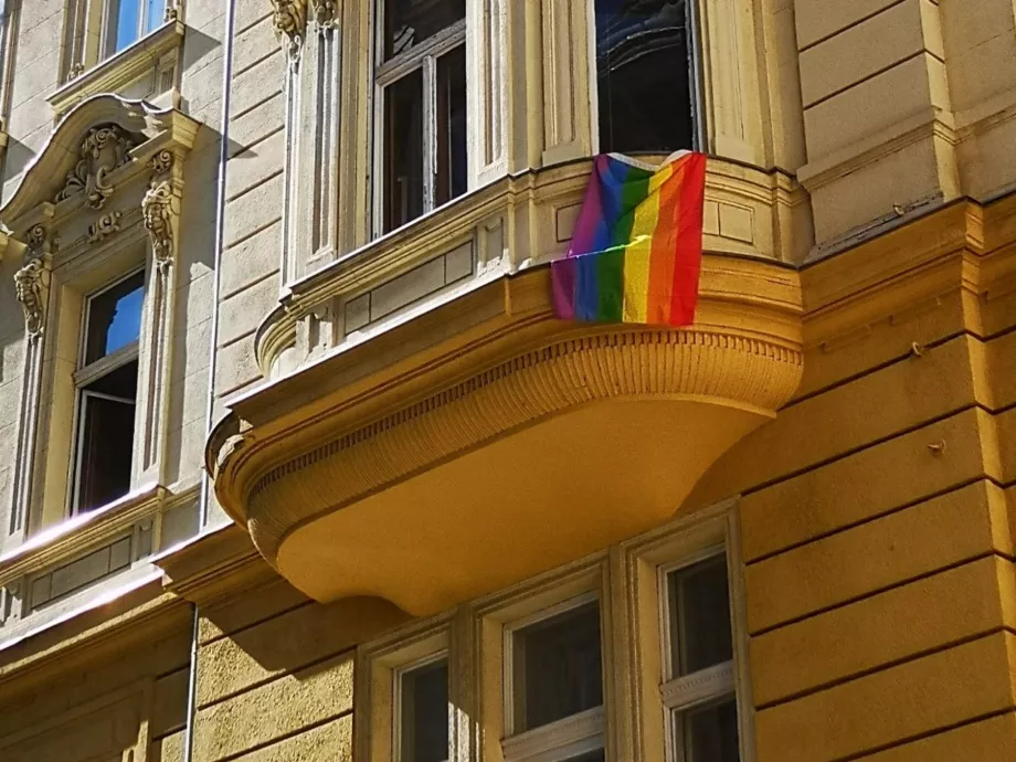 Leszedetnék a Humen Magazin irodájának erkélyéről a szivárványzászlót