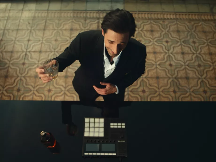 Adrien Brody öltönyben remixel és közben magyarul üzeni: egészségünkre!