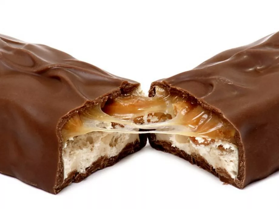 Nem érte el a cancel culture a Snickerst, továbbra is egy álló péniszre hasonlít