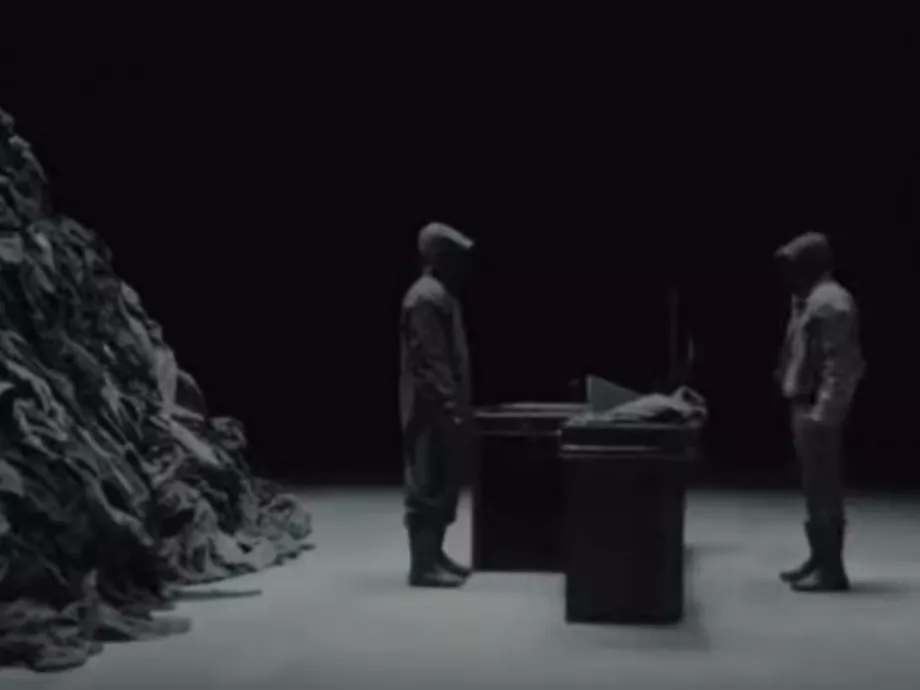 Kanye West szürreális videóval reklámozza a Yezzy új kollekcióját