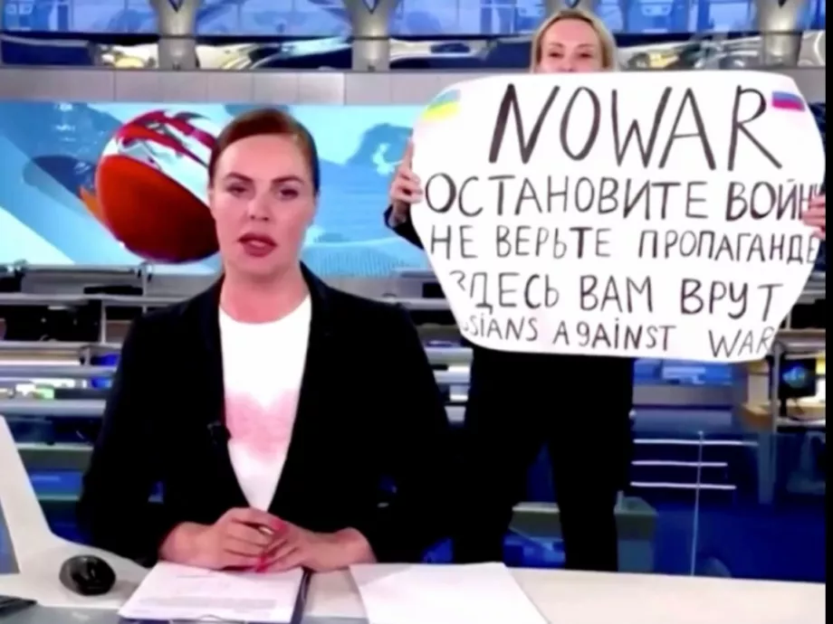Bűnösnek találták az orosz tévé adását megzavaró nőt