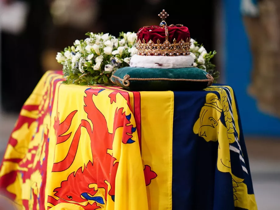 Erzsébet királynő westminsteri ravatalát élőben közvetíti a BBC
