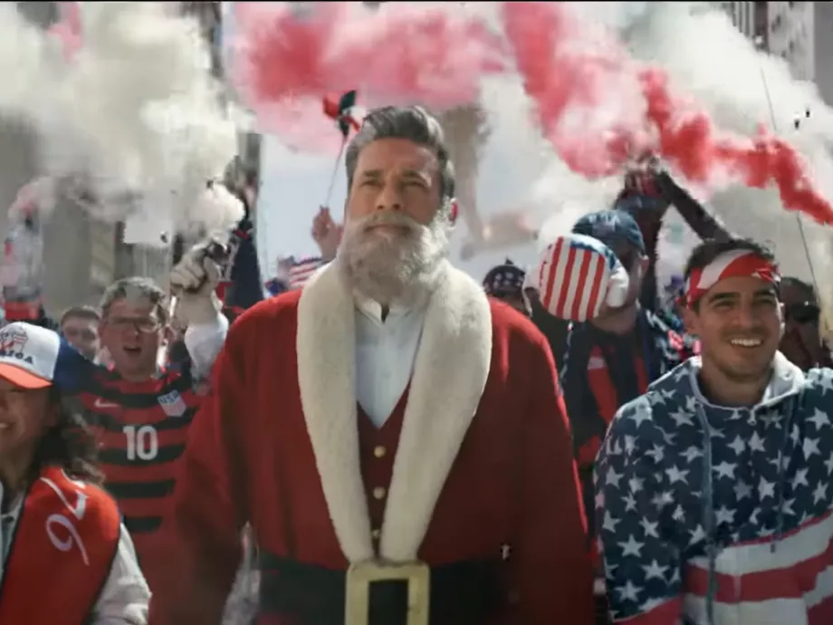Messi-csúcsdísz és nemzeti színű csúnya pulcsik – Jon Hamm már a karácsonyi foci-vb-re készül