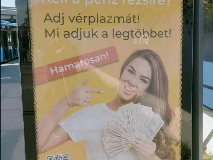 Ha nem tudod kifizetni a rezsiszámlát, adj vért! - hirdeti egy budapesti plakát
