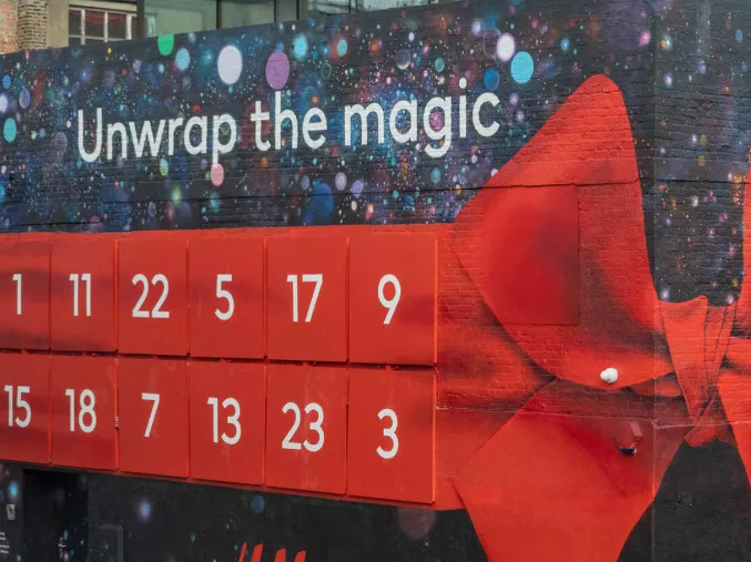 Hatalmas adventi kalendáriumot húzott fel a H&M