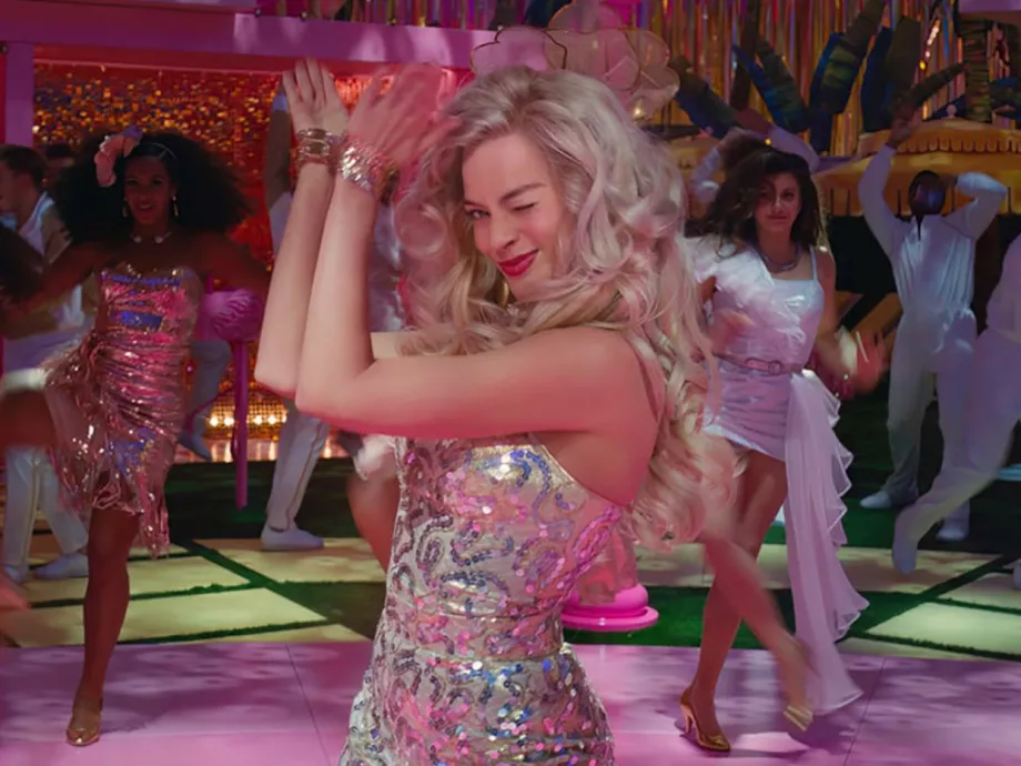 Na, ez egy teaser! Margot Robbie giga-Barbie-ként magasodik a kislányok fölé