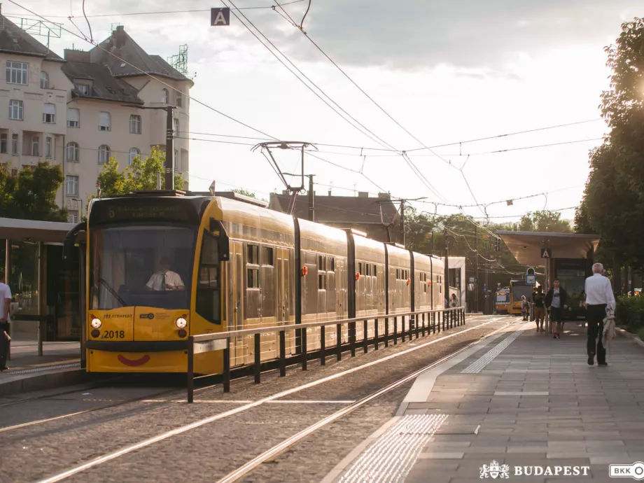 Kortárs verseket mond a 4-es és a 6-os villamos