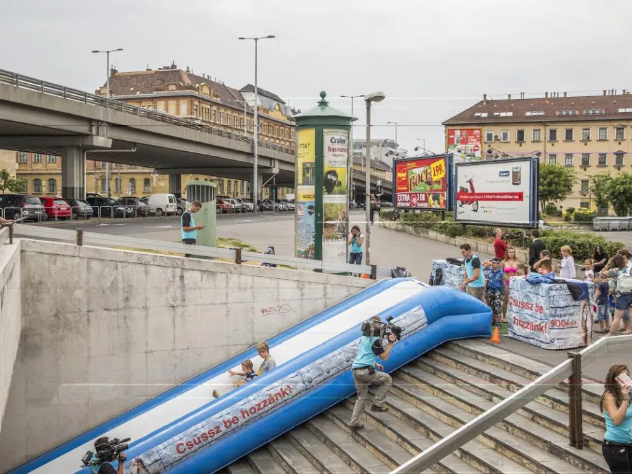 Óriáscsúszdával hirdetik a strandokat
