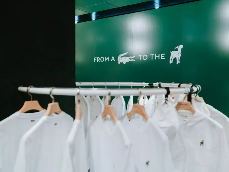 A Lacoste kecskére cserélte a krokodilt, így tiszteleg Novak Djokovic előtt