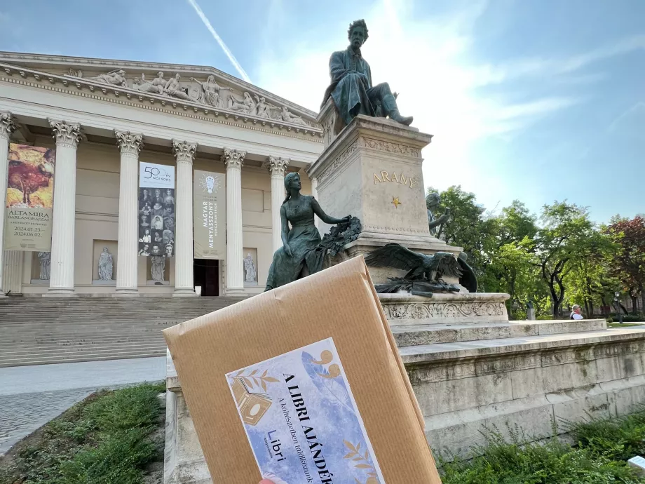 Kortárs költők köteteit rejtette el Budapesten a Libri