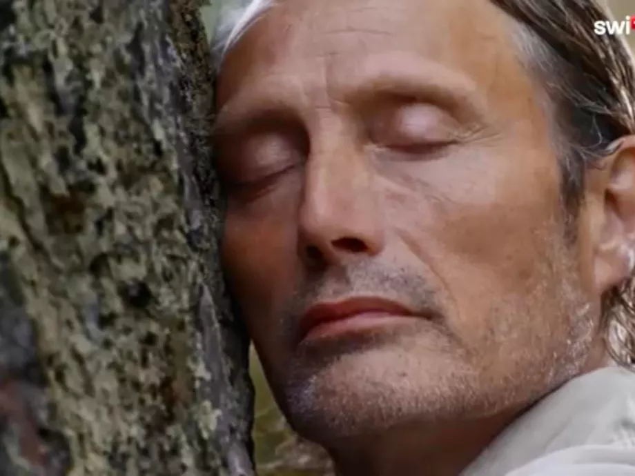 Mads Mikkelsen mindenben jó, Roger Federer mellett még a svájci turisztikai kampányban is