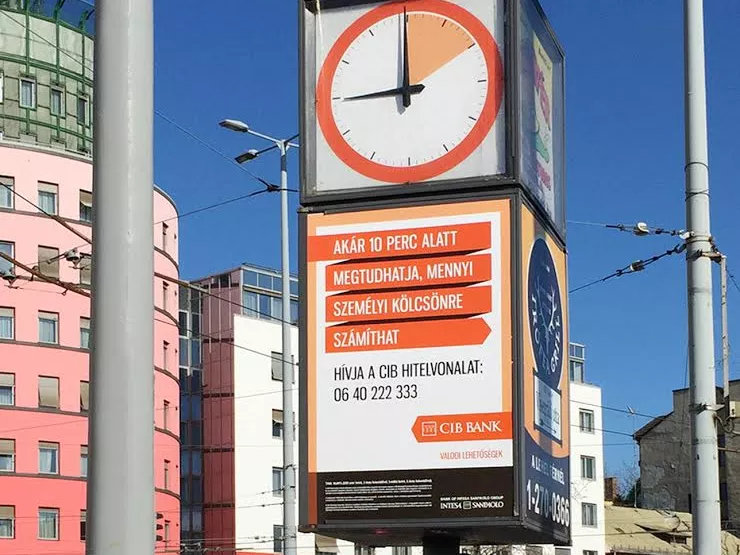 Márkázott közterületi óra a CIB-től