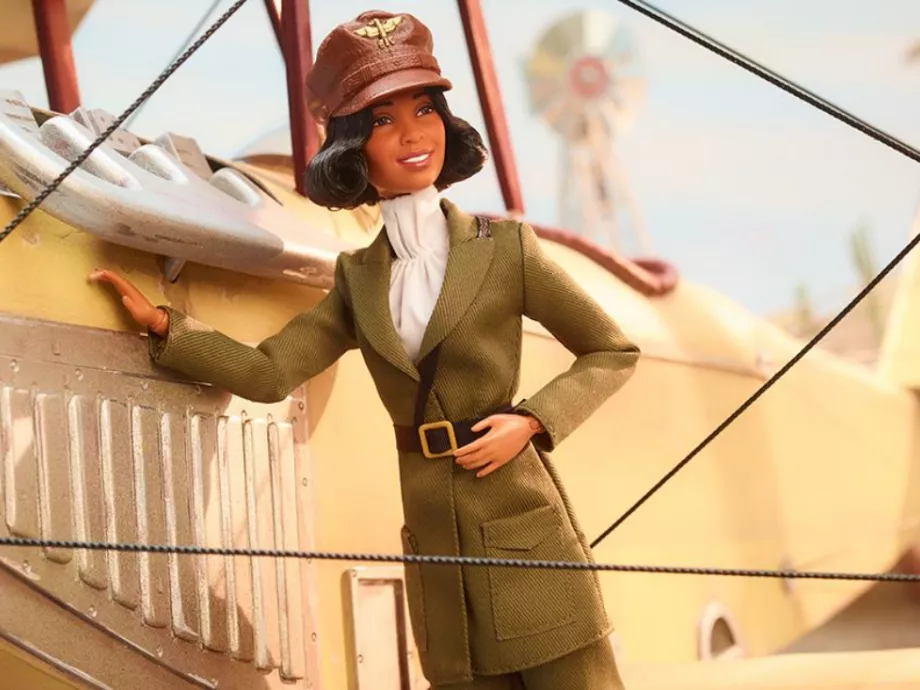 Az első afro-amerikai női pilóta, Bessie Coleman előtt tiszteleg a Barbie