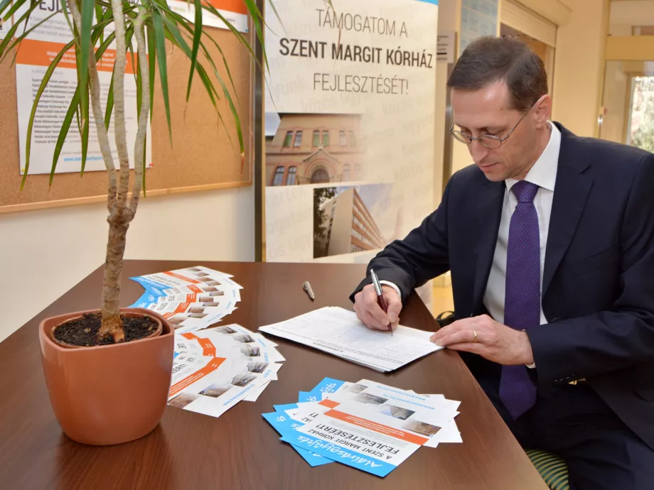 Miniszteri támogató aláírás a kórházfejlesztésért