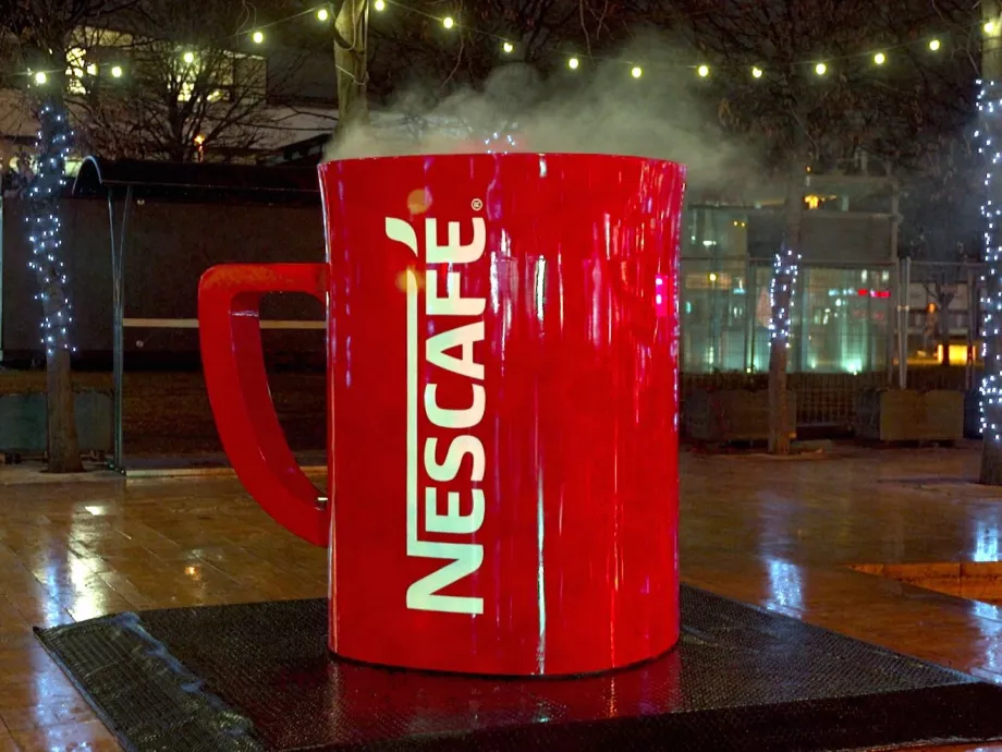Óriás kávébögre a Nescafétól