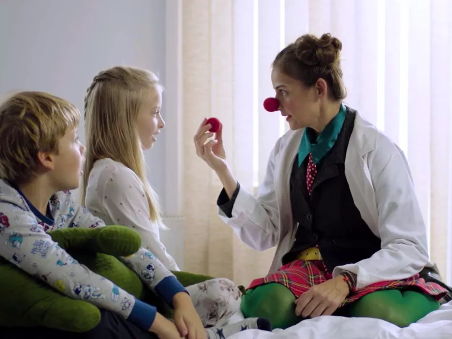 Bohócdoktorokkal kampányol a Sió