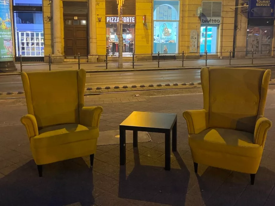 Leraktak két sárga IKEA fotelt az Oktogon kellős közepén, de miért?