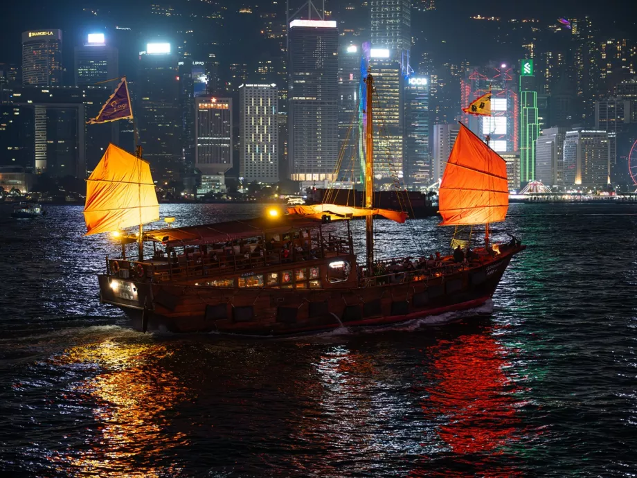 Városlélegzet, avagy így mesélnek Soós Bertalan képei Hongkong utcáiról