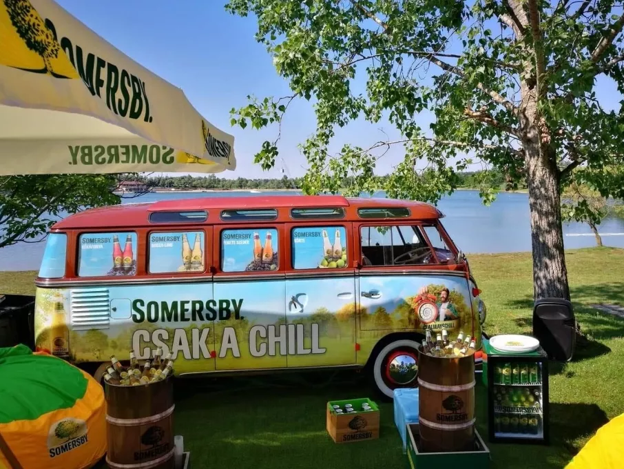 Színesre festett VW-kisbusszal járja az országot a Somersby
