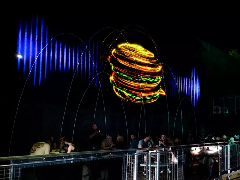 Fényhamburgerekkel is "eteti" a Budapest Park látogatóit a McDonald's