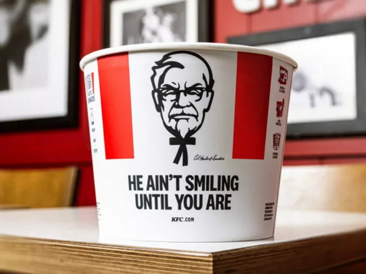 Morcos ezredes, mosolygó remény: a KFC új kampánya második esélyért könyörög