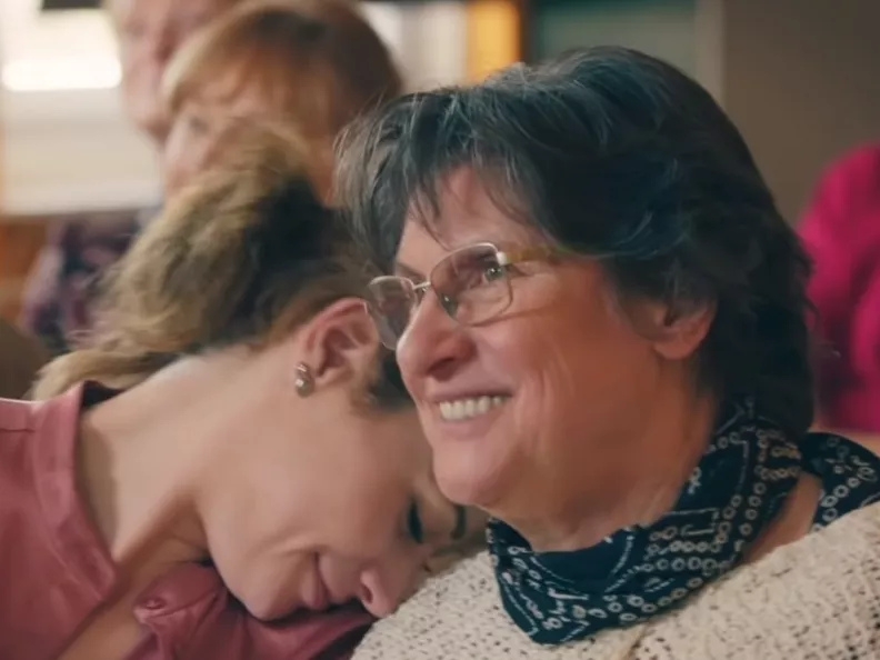 Félmillió megtekintés felett jár a Telekom rendhagyó anyák napi videója