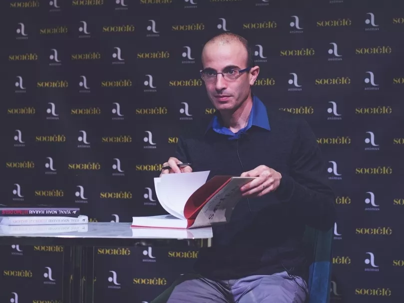 Harari: A Facebook megtanította az emberiséget szellemileg ellustulni
