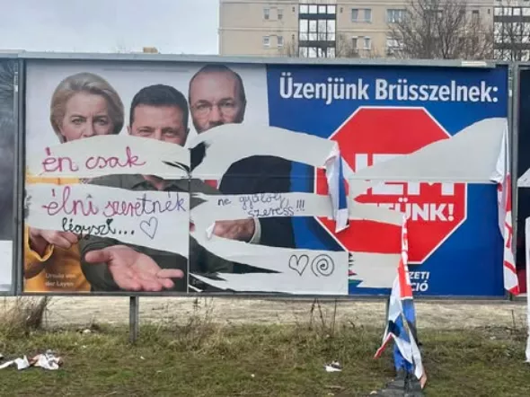Eljárás indult egy tanárral szemben, mert „gyerekes üzenetekkel” tiltakozott a propagandaplakátok ellen