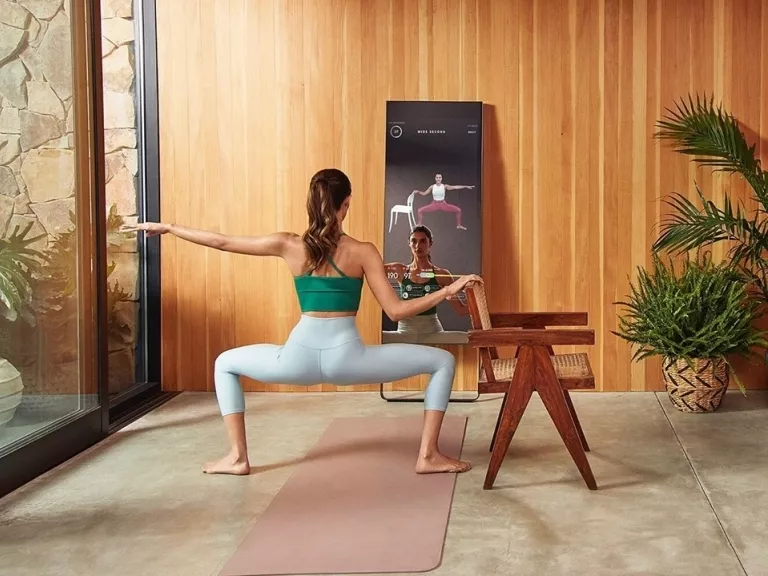 Az otthoni fitnesztükrön keresztül a személyi edző is látja, hogyan súlyzózunk