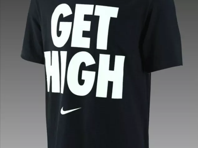 Drogozásra buzdítanának a Nike pólói?