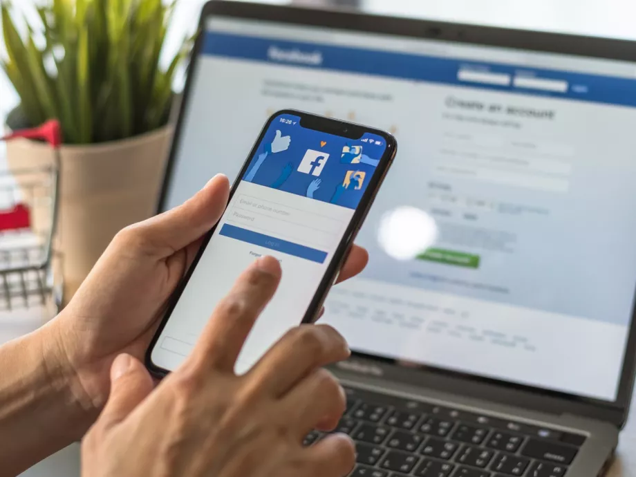 Rekordbírságot kapott a Facebook anyacége Írországban