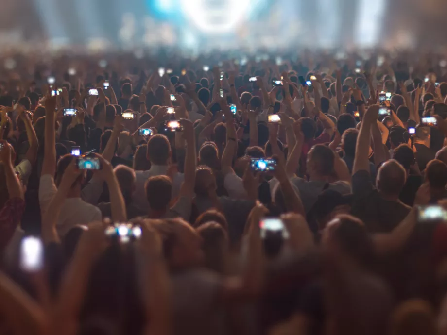 Elég a mobilozásból! Egyre több előadó tiltja a telefonokat a koncerteken