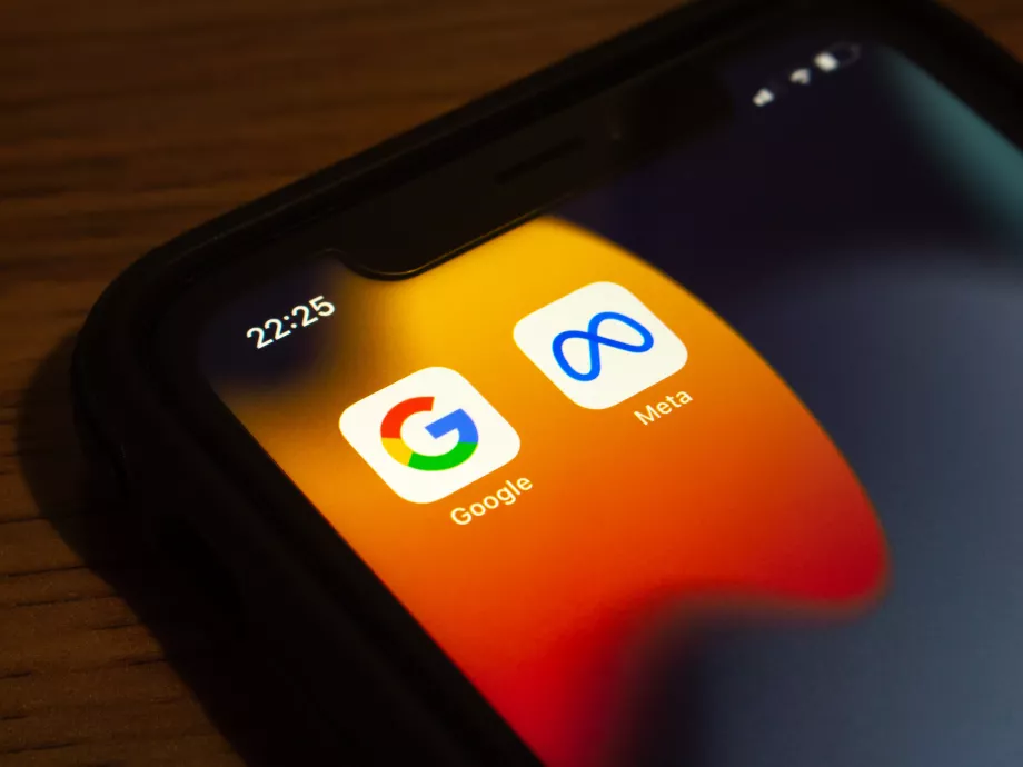 Saját szabályait kijátszva, a Metával összefogva hirdetett a Google tiniknek, pedig tilos