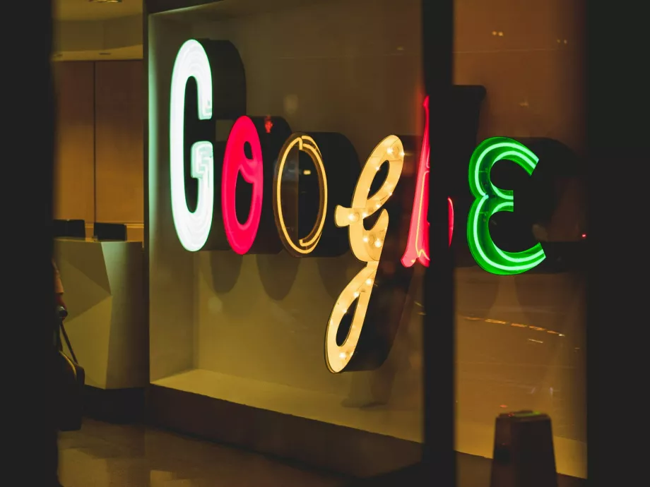 Telex: a Fidesz egy lengyel cégen keresztül nyomja át a politikai hirdetéseit a Google szűrőjén