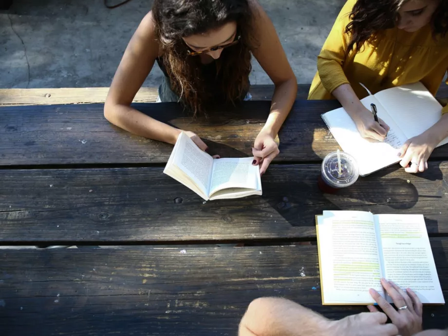 Érkezik a bookvibeZ Fesztivál, a Z generáció irodalmi ünnepe