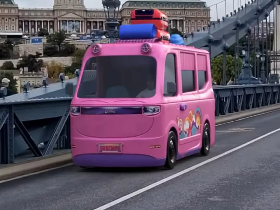 A Kossuth téren parkol Barbie lakóautója: a Mattel elindította az első hazai Fake OOH (ál-közterületi) reklámkampányát