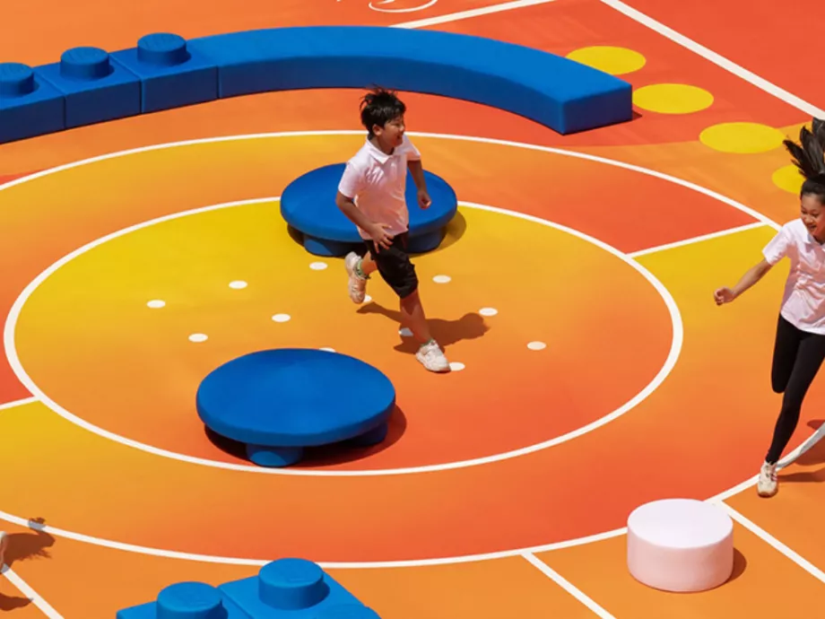 Szintet lépett közös OOH kampányában a LEGO és a Nike
