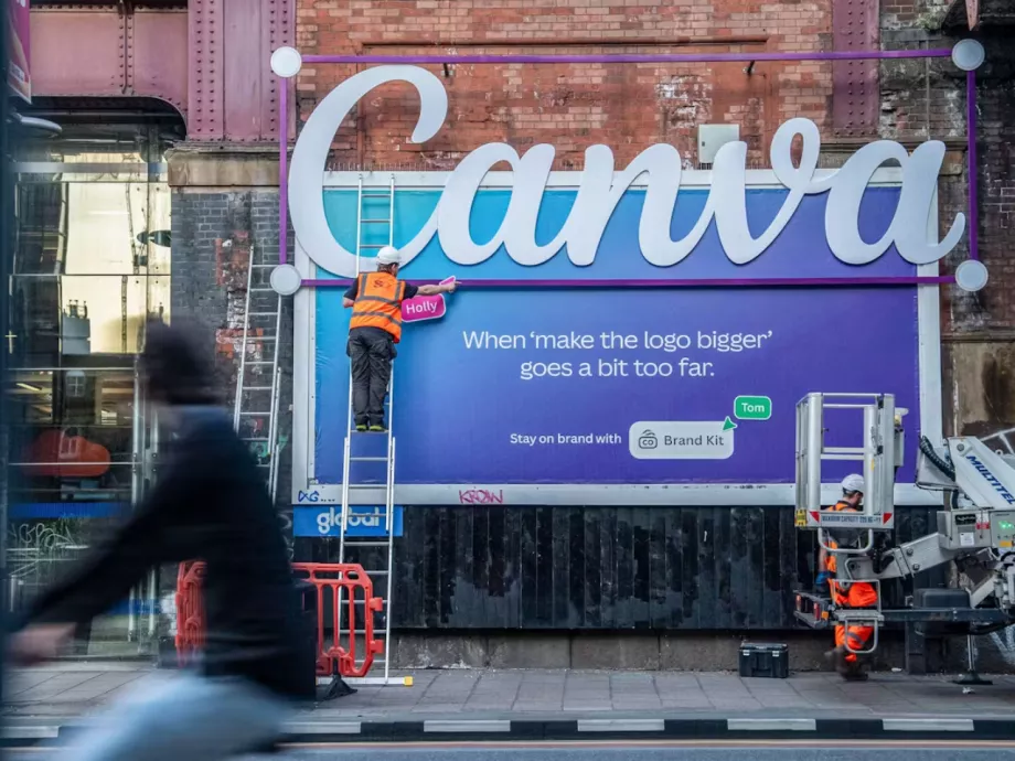 Óriásira nőtt logóval parodizálja a klasszikus ügyfélkérést a Canva – Stink Studios kampány Londonban