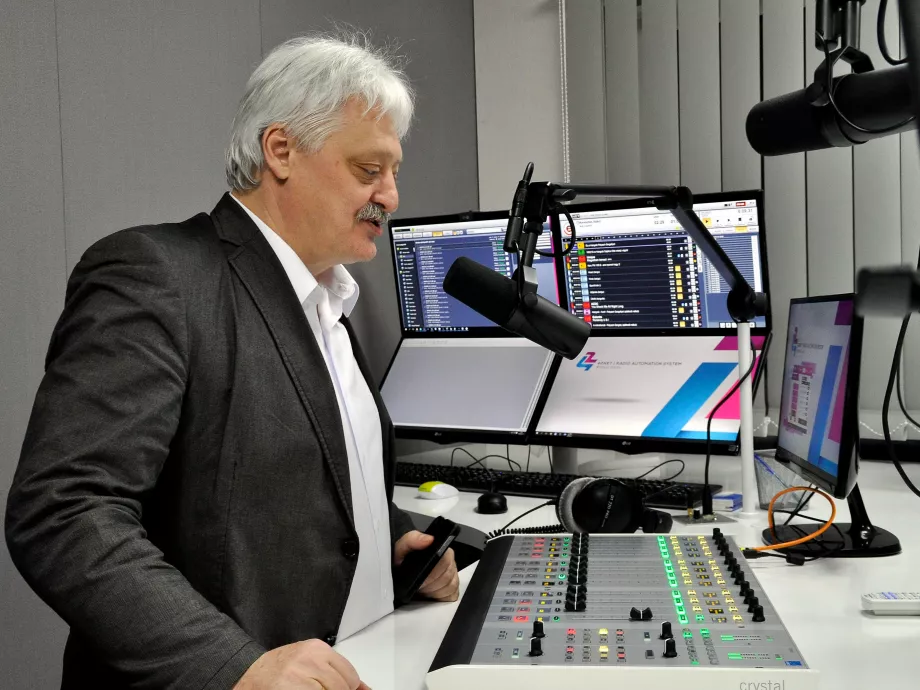 Veszteséges a HírTV és a Karc FM, nem csoda, ha a KESMA összevonja őket