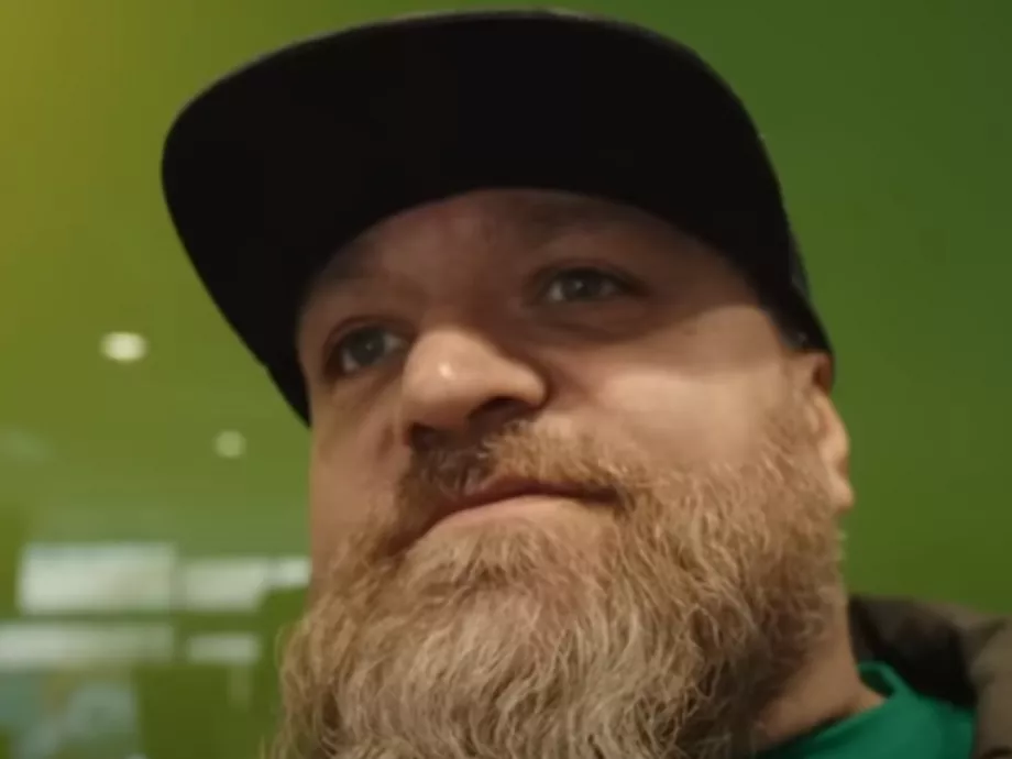 „Tisztelt uram, hogy áll a tippmixszel? / Nem mindegy, hogy éppen mit mixel”