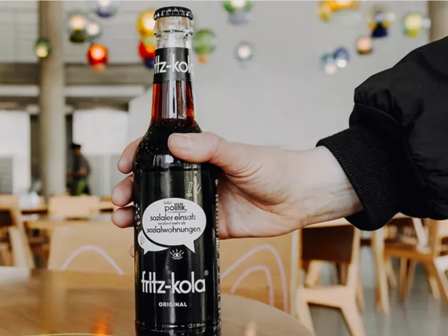 A fritz-kola különleges szériát hozott ki, majd beküldte a Bundestagba