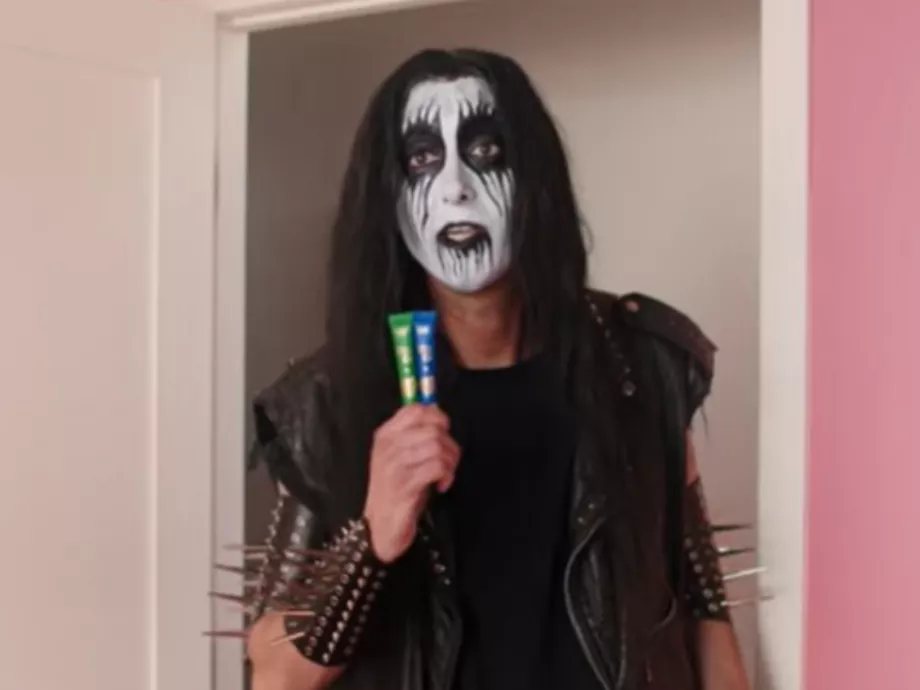 "Normalizáljuk a bizarrt" - újabb virál-őrülettel támad a Liquid Death és e.l.f. Beauty