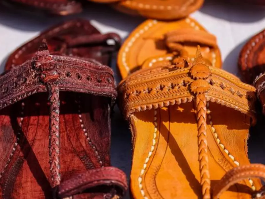 850 dolláros lopás? – Kolhapuri-szandál miatt kapott kultúrapofont a Prada