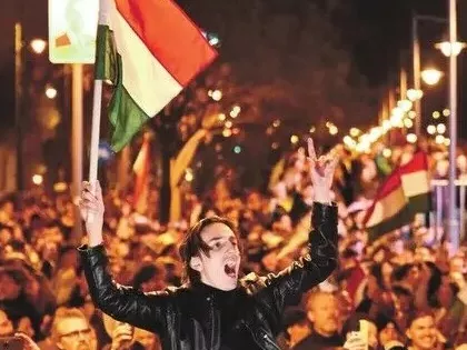Argentínától az USA-ig a nyomtatott napilapok címlapján a magyar választás