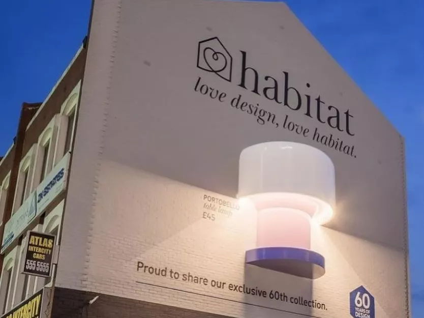 Hogy került az a nagy lámpa a falra?