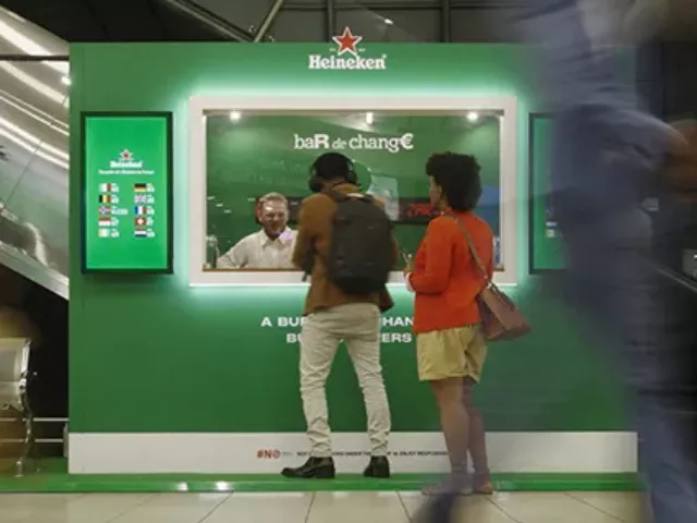 Heineken „Bar De Change”: a váltó, ahol a sör árfolyama a tét