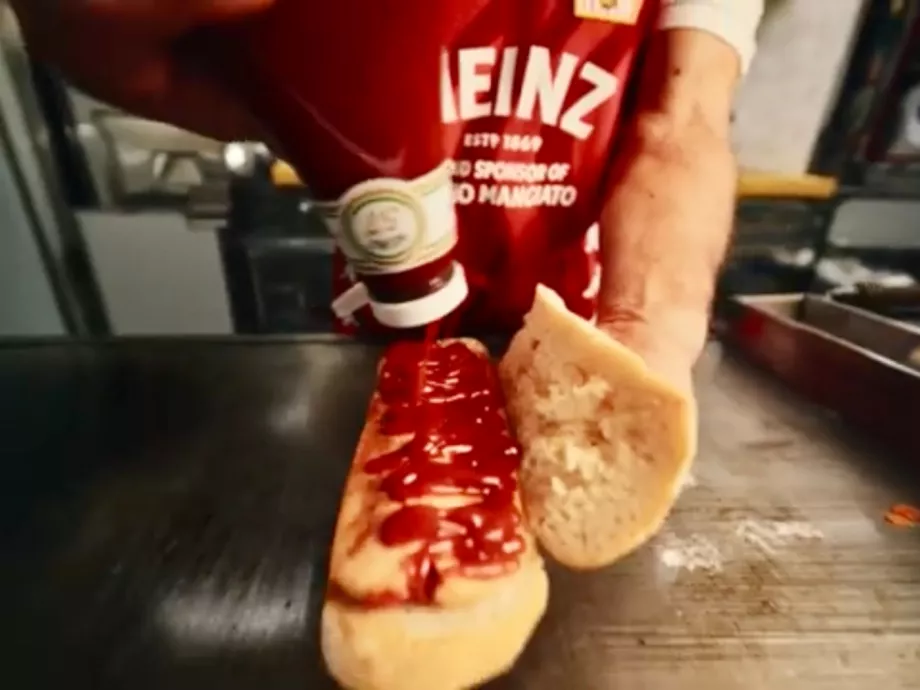 De ki drukkol a paninariknak? Ketchupos köténnyel hódol a Heinz, a Kappa is beszállt a kampányba