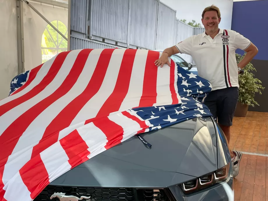 A magyar pr-os, aki levédette az amerikai zászlót
